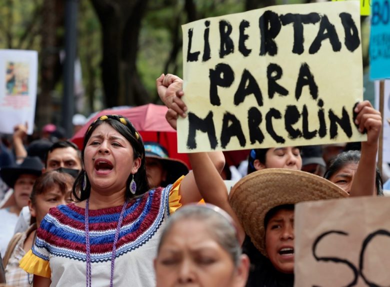 En la protesta de ayer en Ciudad de México se pidió la libertad de las personas que por sus ideas políticas permanecen prisioneras en México. Los manifestantes señalaron casos concretos