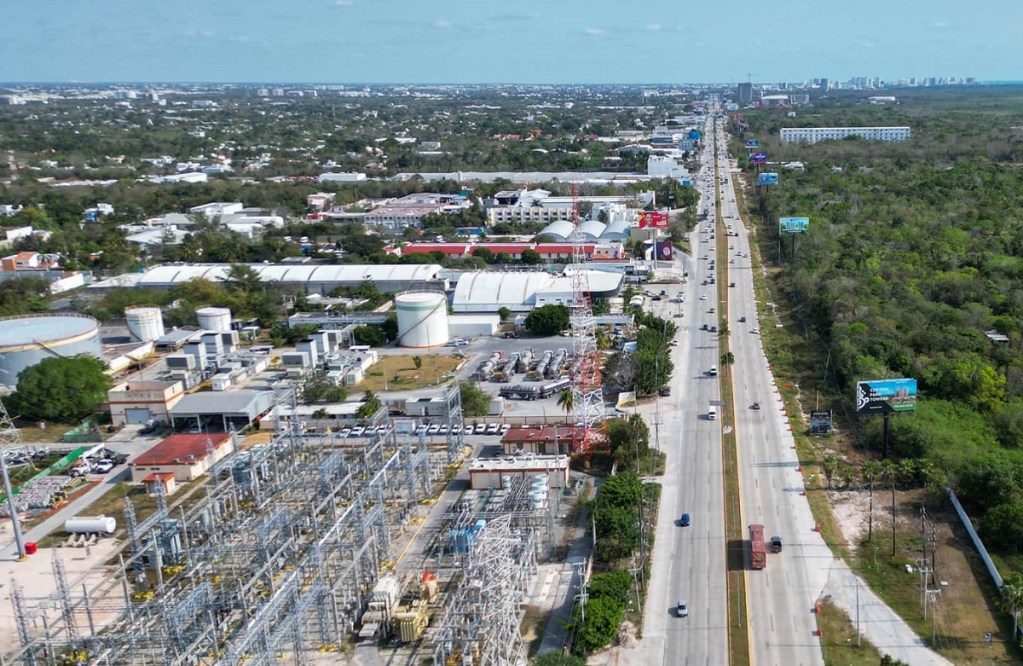 Imagen aérea del bulevar Colosio, en Cancún