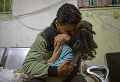 Un padre sostiene el cuerpo de su hija asesinada dentro del hospital “Kuwait” de Gaza luego de que un ataque aéreo israelí alcanzara su casa