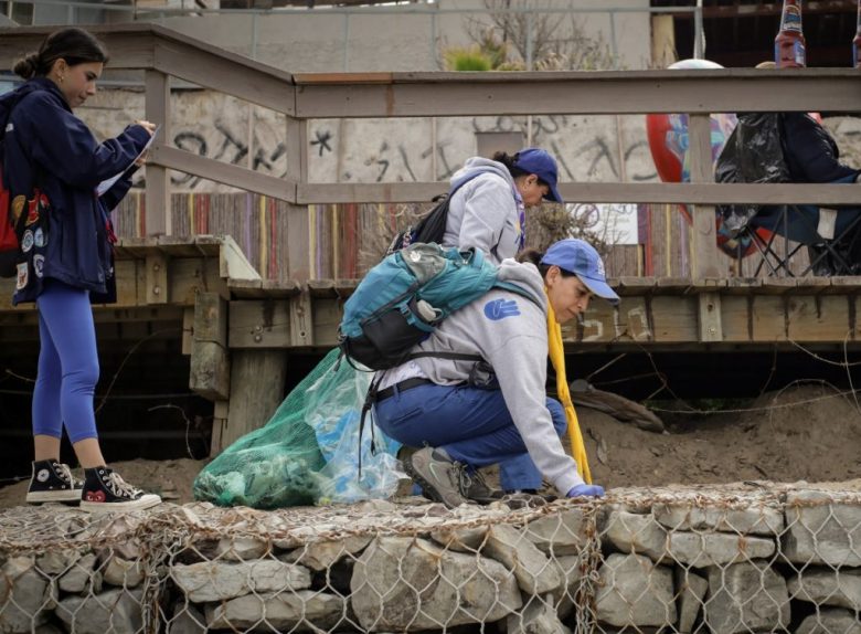 El grupo ambientalista Salvemos la Playa organiza limpiezas ciudadanas en Mexicali, Tecate, Ensenada y Tijuana, en Baja California, donde se suman cientos de personas para recabar objetos plásticos, latas, cartones, colillas de cigarros y botellas