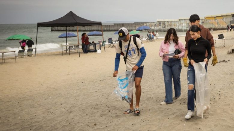 MEX5251. TIJUANA (MÉXICO), 21/04/2024.- Ambientalistas recogen basuras el 20 de abril de 2024 en las principales playas en Tijuana, Baja California (México). Ambientalistas mexicanos realizan jornadas de limpieza en las playas de Tijuana, consideradas las más contaminadas del país, en el límite de México con Estados Unidos, para combatir la polución binacional del agua en la principal frontera entre ambas naciones. EFE/ Joebeth Terriquez