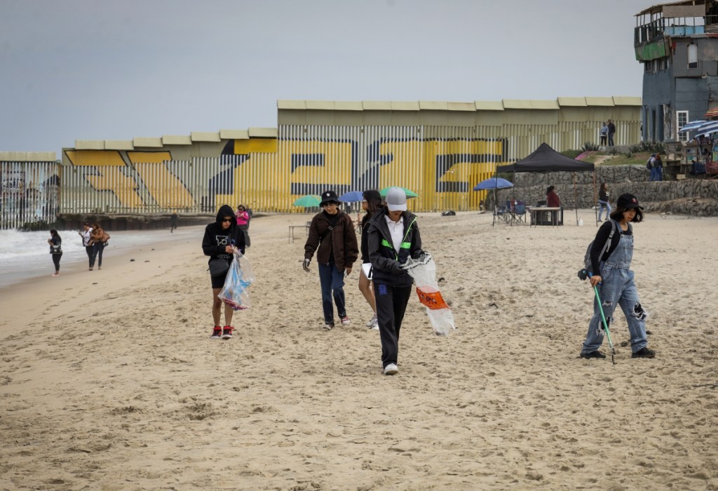 Ambientalistas realizan jornadas de limpieza en las playas de Tijuana, consideradas las más contaminadas del país, en el límite de México con Estados Unidos, para combatir la polución binacional del agua