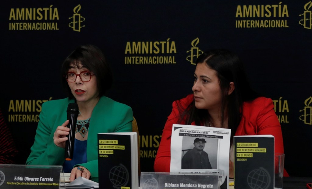 La directora ejecutiva de AI México, Edith Olivares, y la integrante del colectivo de personas buscadoras Hasta Encontrarte, Bibiana Mendoza, en la presentación del informe anual de derechos humanos sobre México