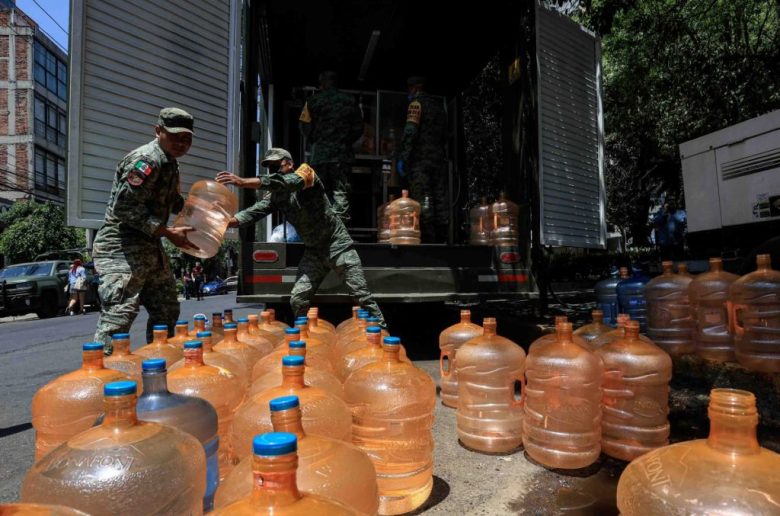 Elementos del Ejército Mexicano permanecen en el Parque San Lorenzo con una planta purificadora móvil para abastecer de agua potable a vecinos de las colonias afectadas de la alcaldía Benito Juárez