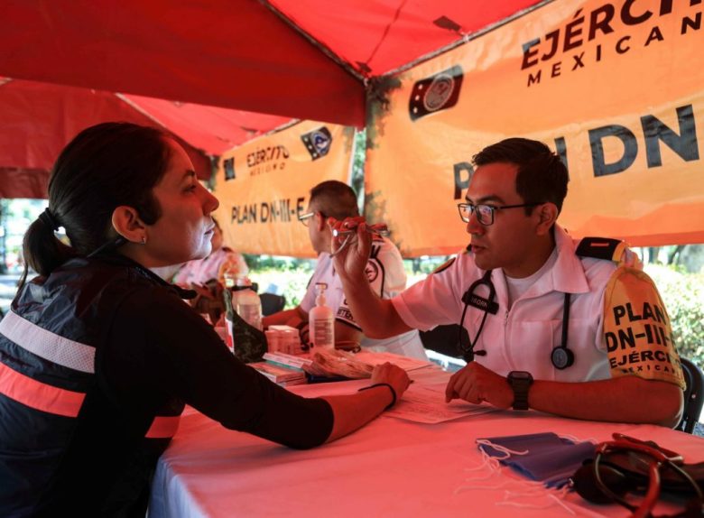 Personal de las Fuerzas Armadas y Salud instalaron un módulo médico en el Parque San Lorenzo, alcaldía Benito Juárez, para monitorear alguna reacción adversa en la piel derivada del agua contaminada de la demarcación. También repartieron agua