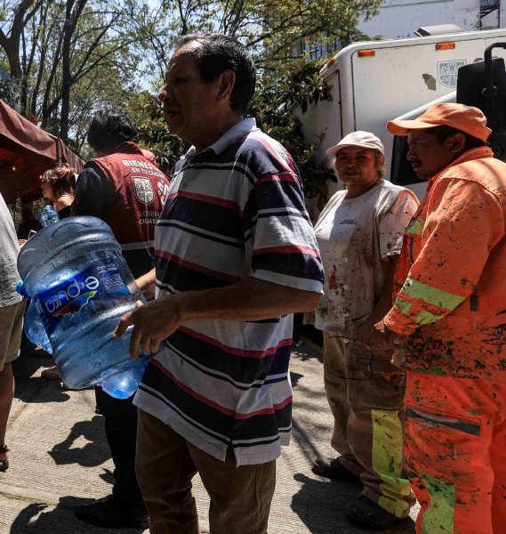 Vecinos de varias colonias de la alcaldía Benito Juárez, en CDMX, acudieron ayer a buscar garrafones con agua potable, tras las denuncias por la presunta contaminación del líquido en la zona