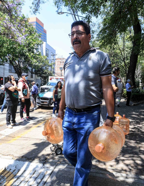 EUM20240412SOC29.JPG CIUDAD DE MÉXICO. City/CDMX-Agua.- 12 de abril de 2024. Elementos del Ejército Mexicano permanecen en el Parque San Lorenzo con una planta purificadora móvil para abastecer de agua potable a vecinos de las colonias afectadas de la alcaldía Benito Juárez. Foto: Agencia EL UNIVERSAL/Gabriel Pano/EELG