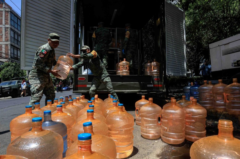 Elementos del Ejército Mexicano permanecen en el Parque San Lorenzo con una planta purificadora móvil para abastecer de agua potable a vecinos de las colonias afectadas de la alcaldía Benito Juárez