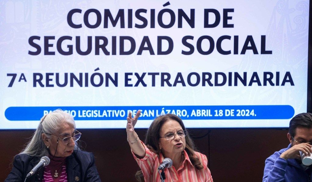 Diputados de Morena discuten el dictamen sobre las pensiones