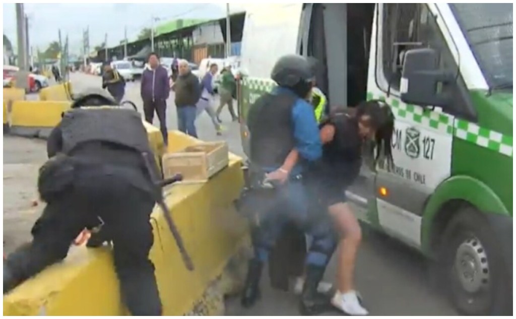 Noticieros transmiten en vivo el momento cuando una mujer roba el arma de un policía y dispara repetidamente en un mercado