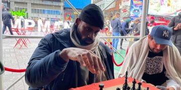 Nigeriano busca récord por jugar ajedrez para ayudar a niños