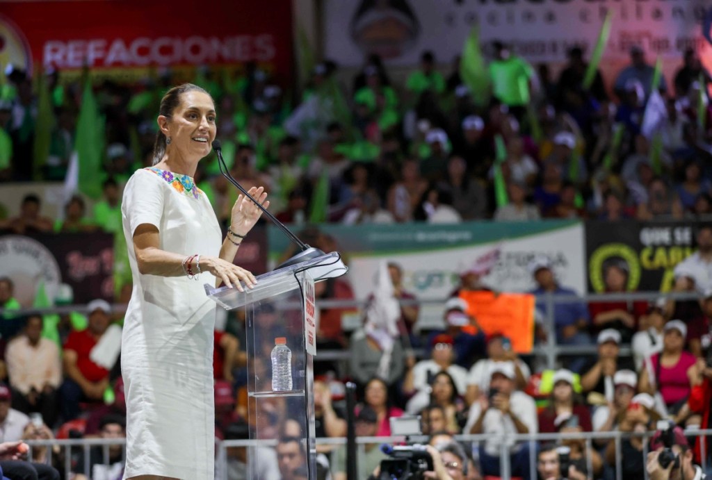 Claudia Sheinbaum, candidata presidencial de la coalición Sigamos Haciendo Historia (Morena-PT-Partido Verde), encabezó ayer jueves un mitin en el gimnasio municipal de San Luis Río Colorado, en Sonora