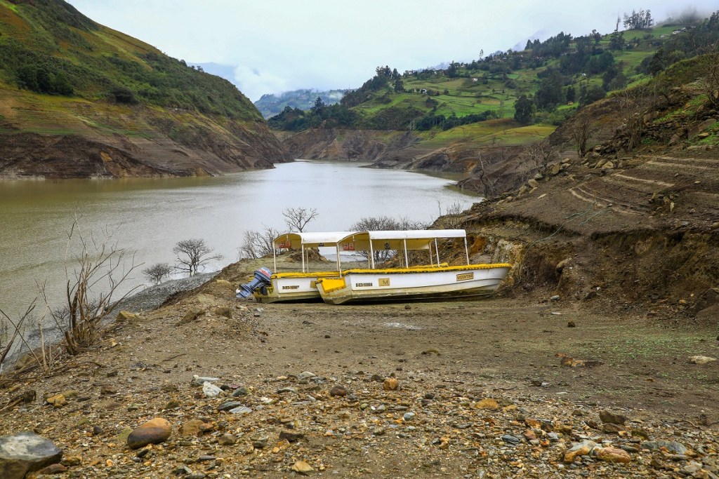 El embalse de Mazar se quedó sin suficiente agua para operar un complejo de tres centrales hidroeléctricas en Ecuador (Foto de EFE)