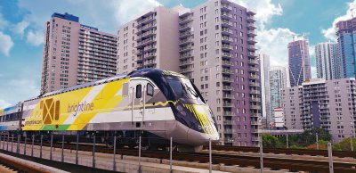 Una unidad de alta velocidad de la compañía Brightline a su llegada a la estación de en Florida, que conecta a Miami con Orlando y que se inauguró en septiembre pasado. A la derecha, cajeros de venta de poletos automatizados que operan en cada estación de la compañía ferroviaria