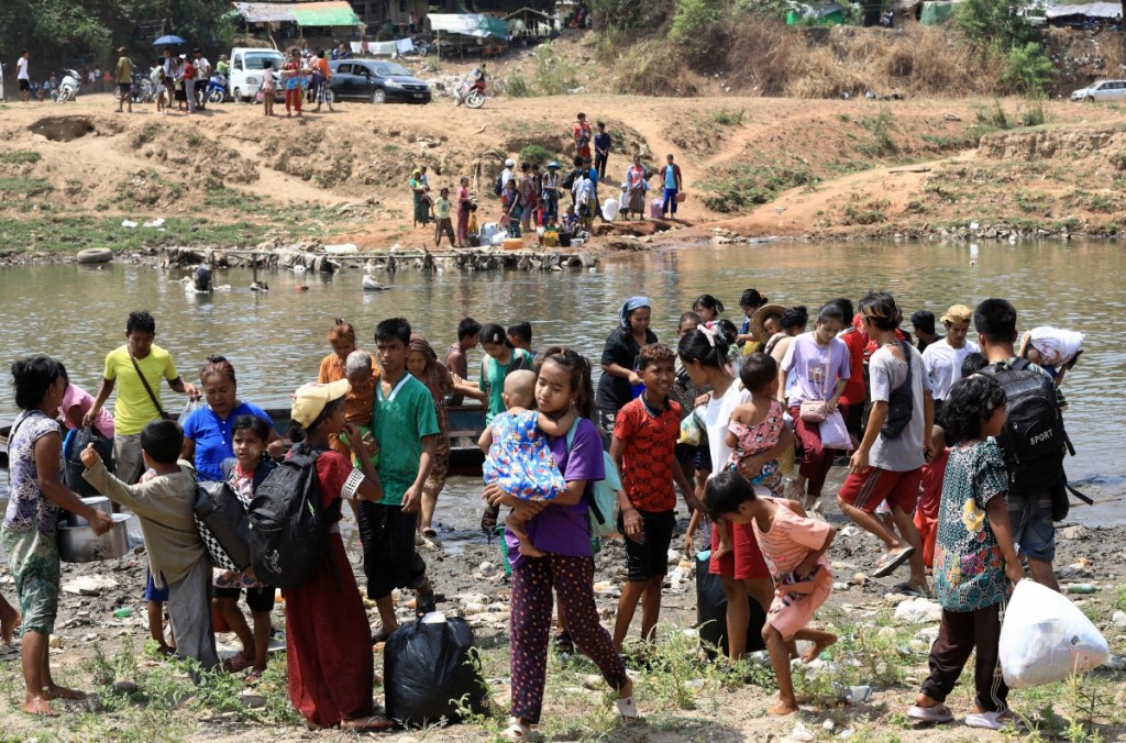 Aldeanos de Birmania cruzan el río Moei en el distrito fronterizo entre Tailandia y Birmania de Mae Sot