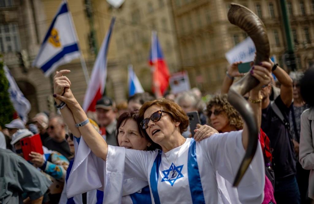 “Marcha de buena voluntad” que realizó ayer la comunidad judía en Praga, República Checa, donde los participantes expresaron su apoyo a Israel