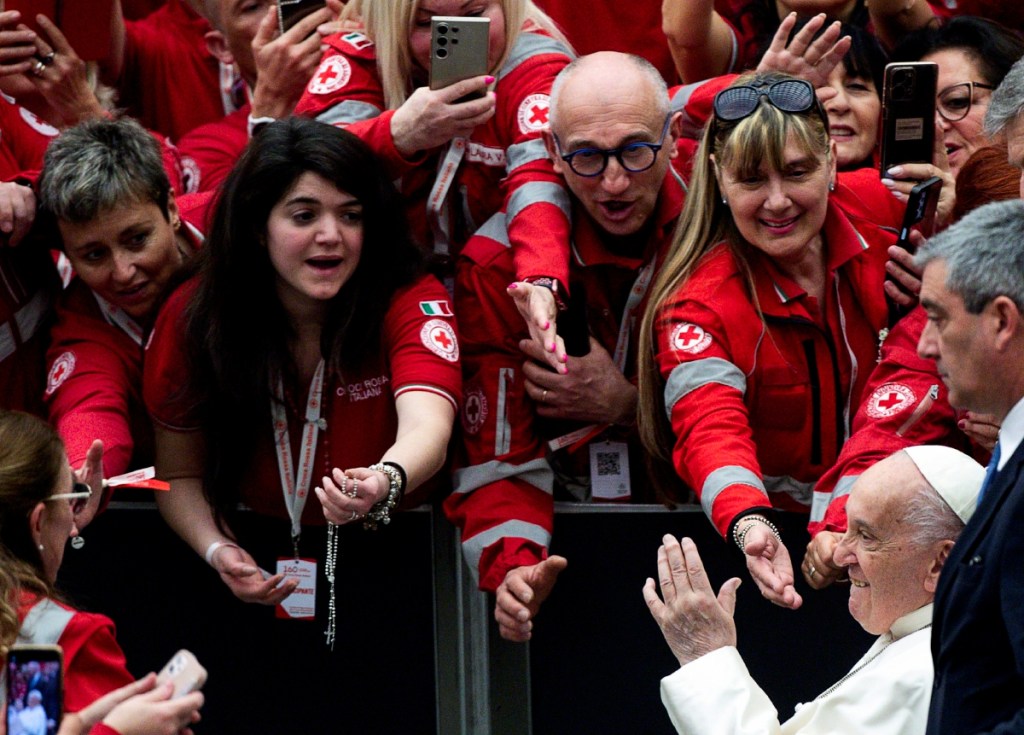 El Papa Francisco saluda a voluntarios de la Cruz Roja Italiana