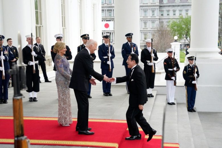 El presidente de Estados Unidos, Joe Biden, y la primera dama Jill Biden dan la bienvenida al primer ministro de Japón, Fumio Kishida (Foto de EFE)