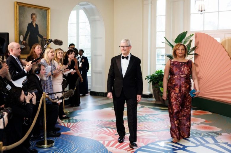 Tim Cook, consejero delegado de Apple, y Lisa Jackson (R) llegan a la cena de gala (Foto de EFE)