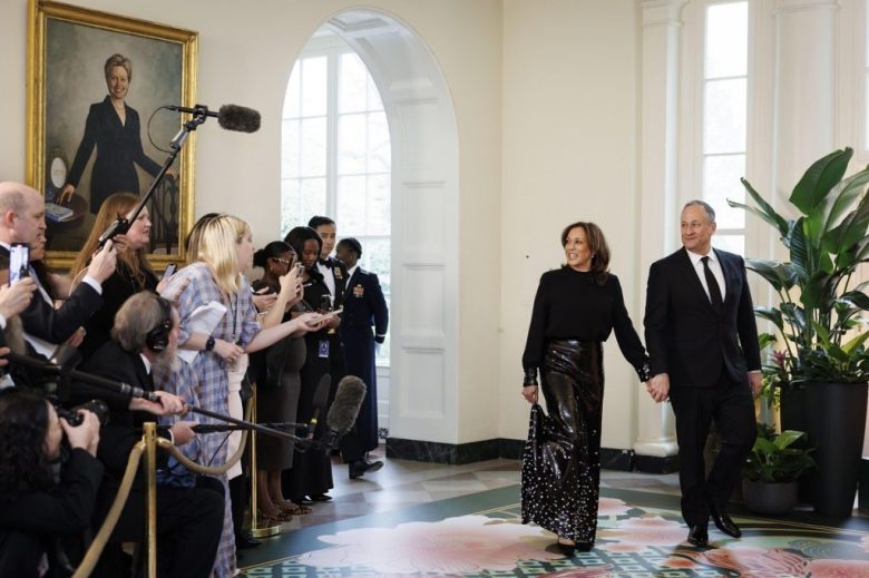 La vicepresidenta Kamala Harris y Douglas C. Emhoff llegan a la cena de gala (Foto de EFE)