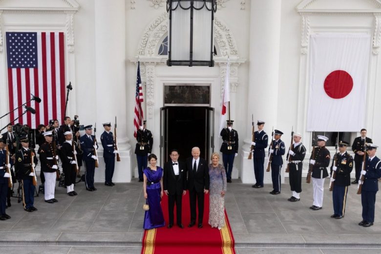 El primer ministro Fumio Kishida y el presidente Joe Biden, flanqueados por sus cónyuges Yuko Kishida y Jill Biden (Foto de EFE)