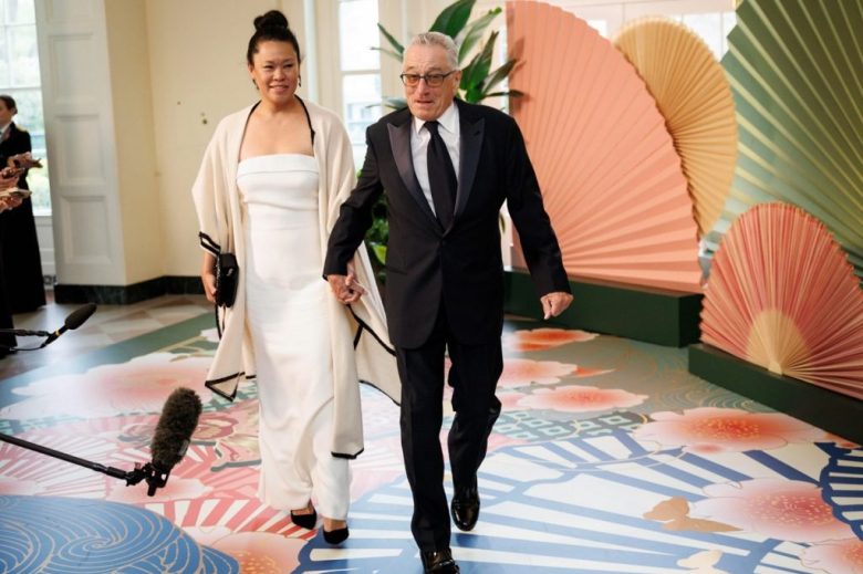 El actot Robert De Niro y Tiffany Chen llegan a la cena de Estado en honor del primer ministro de Japón (Foto de EFE)