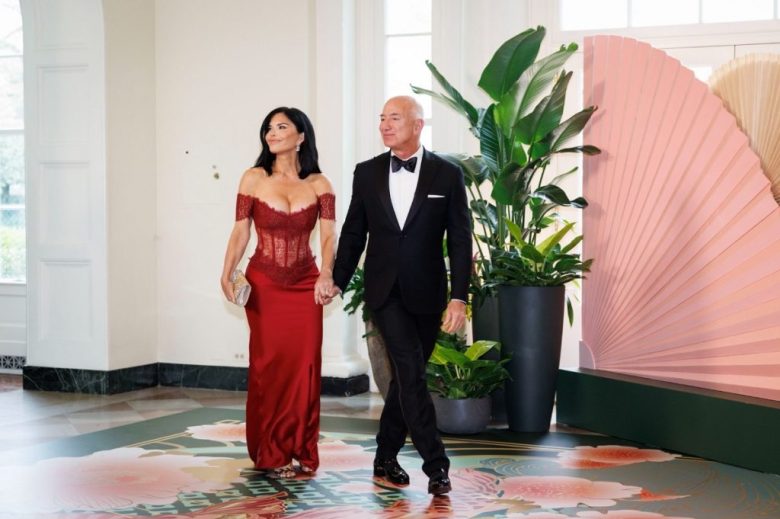 Jeff Bezos, fundador de Amazon, llega acompañado de Lauren Sánchez (Foto de EFE)