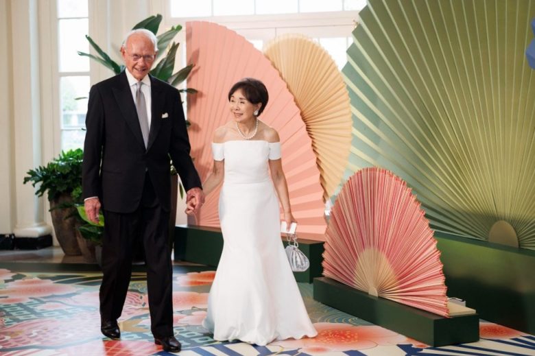 El cofundador y presidente emérito de la corporación AES, Roger Sant, llega con Doris Matsui a la cena de gala (Foto de EFE)