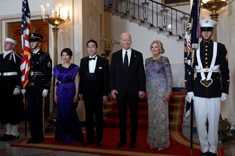 El primer ministro Fumio Kishida y el presidente Joe Biden, flanqueados por sus cónyuges Yuko Kishida y Jill Biden (Foto de EFE)