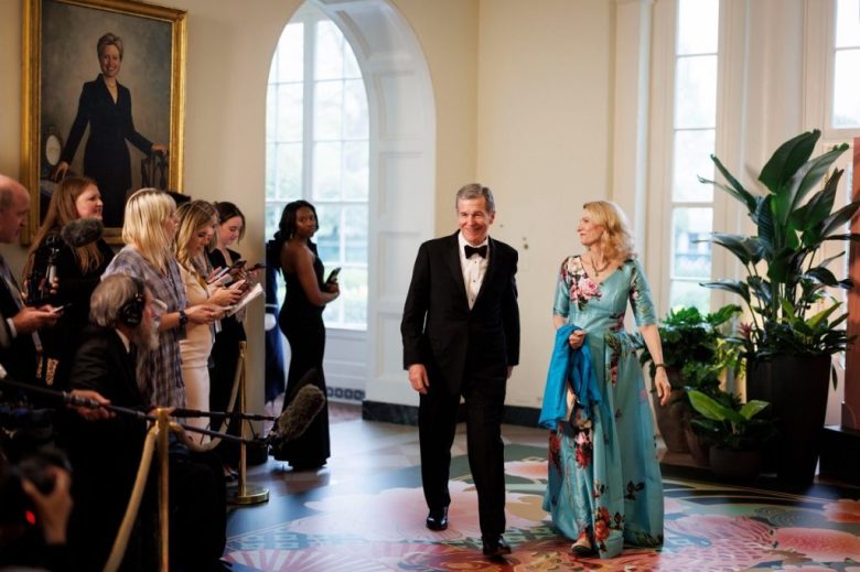 El gobernador de Carolina del Norte, Roy Cooper, y Kristin Cooper llegan a la cena de gala (Foto de EFE)