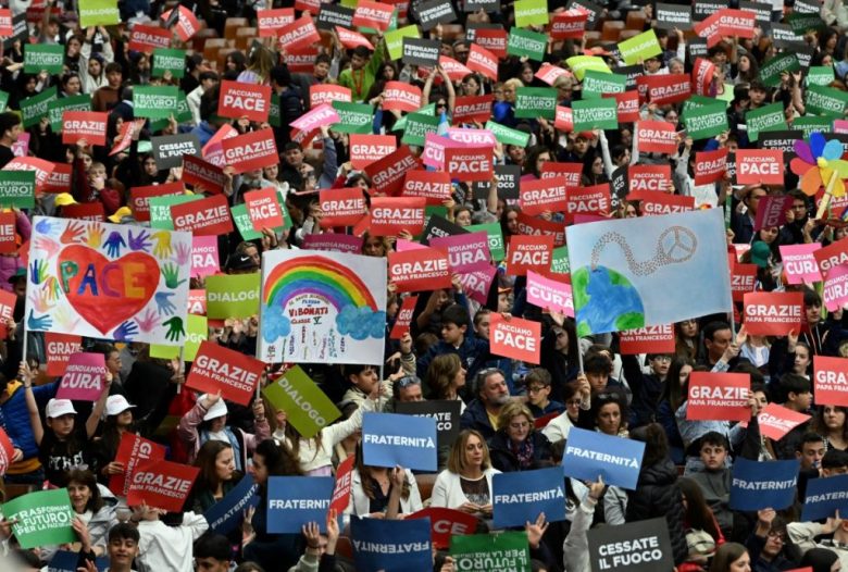 Estudiantes de la Red Nacional de Escuelas de Paz levantan pancartas con mensajes como “Gracias Papa Francisco” durante la audiencia que el Pontífice les brindó ayer en el Aula Pablo VI