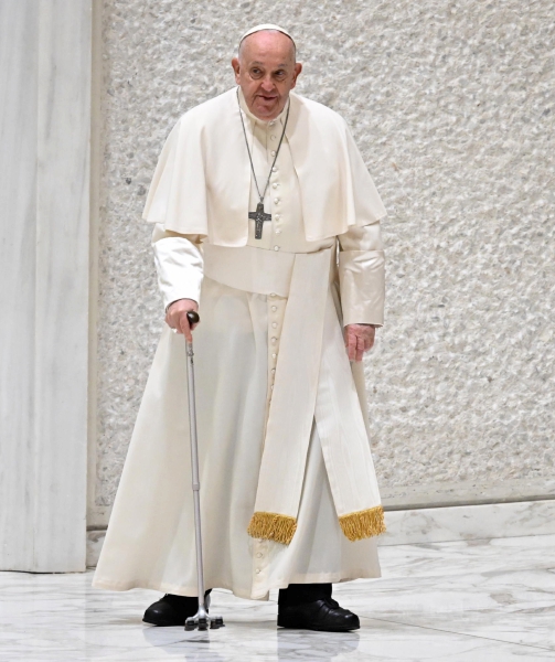 El papa Francisco entra por su propio pie al Aula Pablo VI. A la derecha, los asistentes a la audiencia de ayer. La red está conformada por 137 colegios