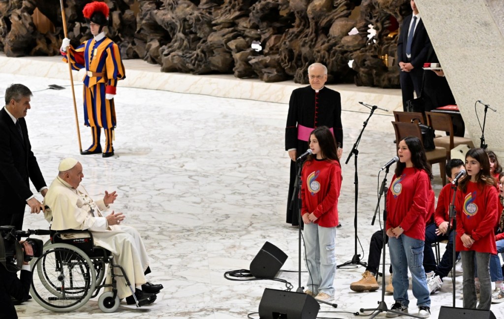 El papa Francisco canta con un coro de niños integrantes de la Red Nacional de Escuelas de la Paz de Italia en el Aula Pablo VI de la Ciudad del Vaticano. El Pontífice recibió ayer en audiencia a unos 6,000 estudiantes y profesores integrantes de los 137 colegios que pertenecen a ese organismo, a quienes les pidió que sean “artesanos de paz y constructores del futuro, en este tiempo todavía marcado por la guerra”