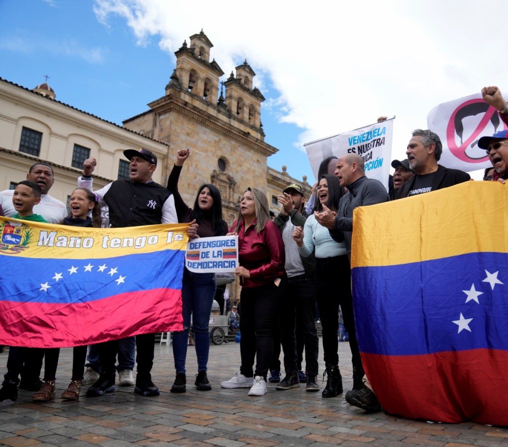 Venezolanos, partidarios de María Corina Machado, cantan el himno de su país durante una protesta para exigir elecciones libres y justas