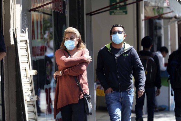 Las Afores reportaron minusvalías por la alerta de coronavirus. En la foto, personas usan cubrebocas en Toluca, Estado de México (El Universal)