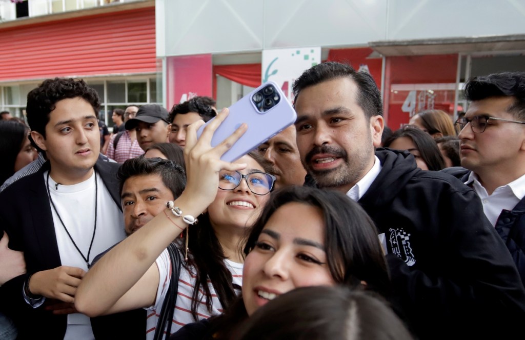 El candidato presidencial de Movimiento Ciudadano (MC), Jorge Álvarez Máynez, saluda a algunos simpatizantes tras un conversatorio con estudiantes de la Universidad Iberoamericana de Puebla, ayer