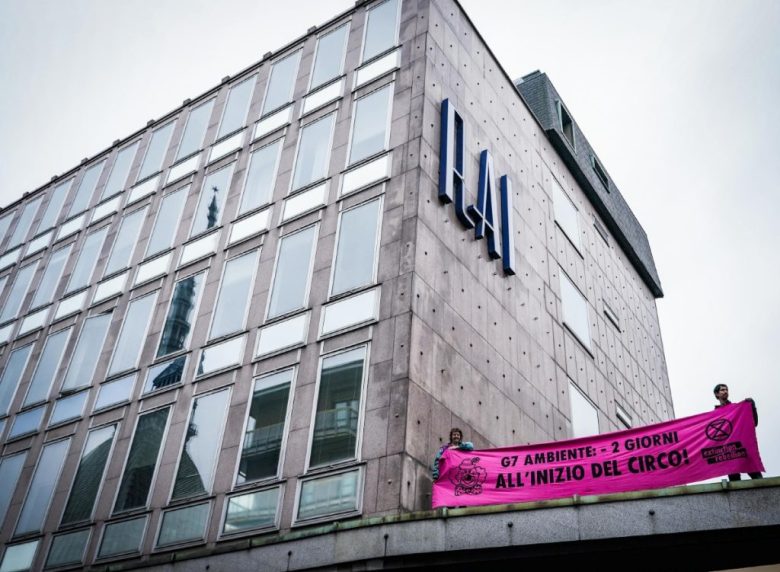 Activistas de la organización “Extinction Rebellion” protestan frente a la sede de la Rai, contra el cambio climático y la próxima Reunión Ministerial del G7 sobre Clima, Energía y Medio Ambiente, que se celebrará en Turín, Italia. A la izquierda, los activistas colocan una manta sobre el edificio de la radiodifusora