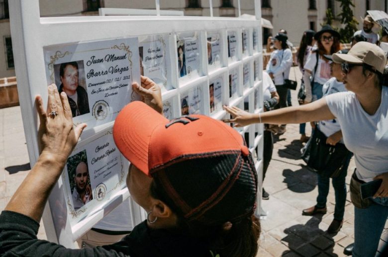 En el marco de la Jornada Nacional de Búsqueda, Colectivos Unidos de Personas Desaparecidas en Zacatecas instalaron el Memorial “No lloraré tu ausencia, porque busco tu presencia”, frente al Congreso