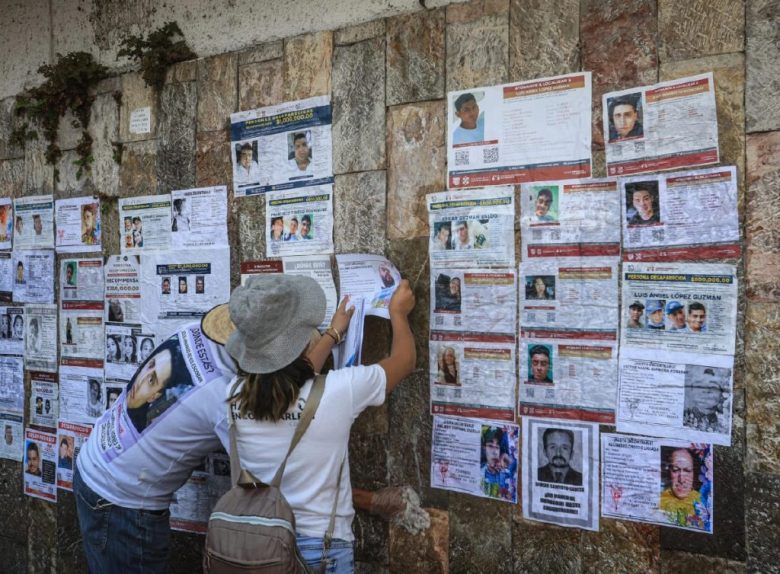 Arriba, diversos colectivos y familiares de personas desaparecidas que se manifestaron y colocaron fichas de búsqueda afuera del Metro Hospital General. A la izquierda y abajo, manifestantes en Zacatecas en un memorial de desaparecidos