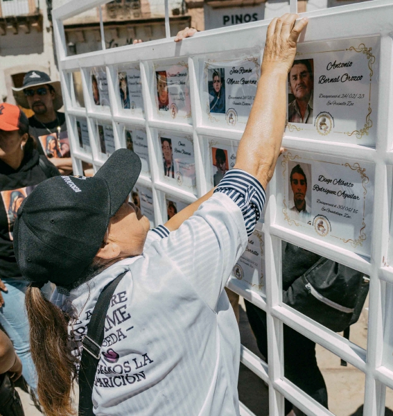 En CDMX, manifestantes colocaron fichas de búsqueda afuera del Metro Hospital General. Luego se dirigieron al Instituto de Ciencias Forenses y a la Fiscalía General de Justicia donde protestaron