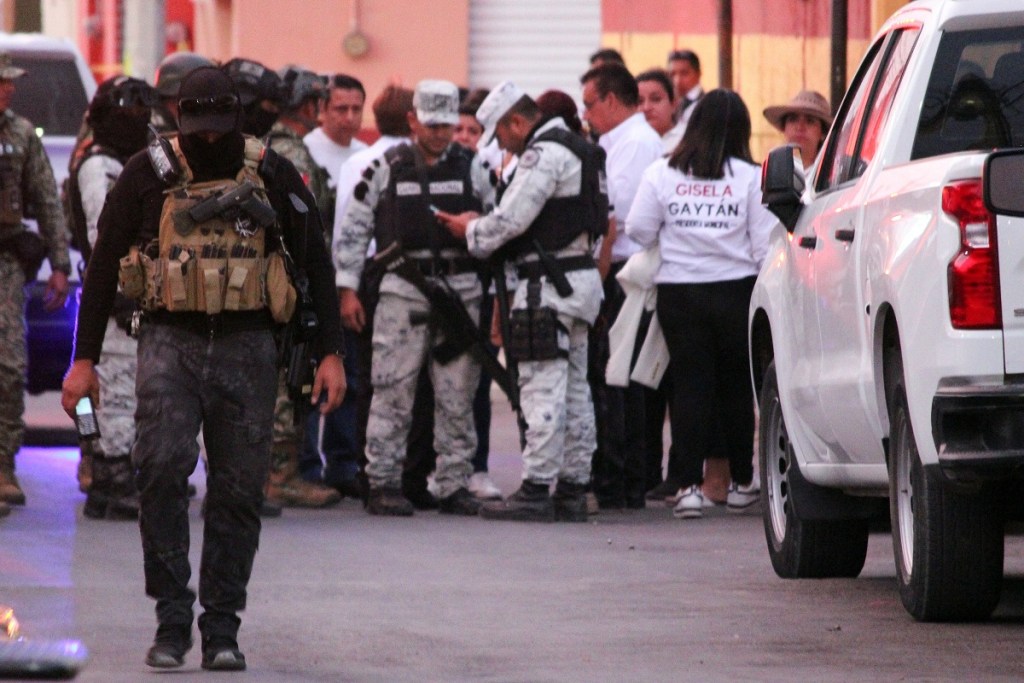 Elementos del Ejército y de la Guardia Nacional en el lugar donde fue asesinada Bertha Gisela Gaytán Gutiérrez, candidata de Morena a la alcaldía de Celaya (Foto de EFE)