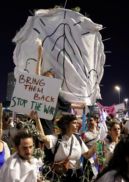 Miles protestan contra el primer ministro Benjamin Netanyahu para pedir un acuerdo para liberar a los rehenes