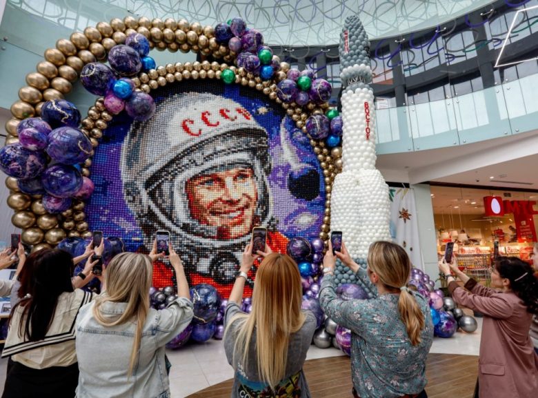 Personas toman foto a un retrato de 12 metros de alto de Yuri Gagarin hecho con 100 mil globos en un centro comercial en Rostov del Don, Rusia