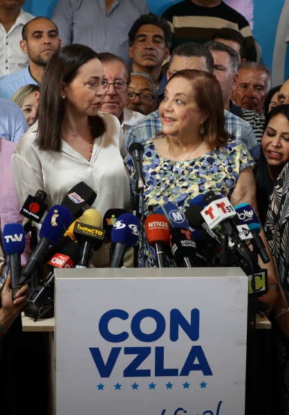 La líder antichavista María Corina Machado (izq.), durante la presentación de Corina Yoris