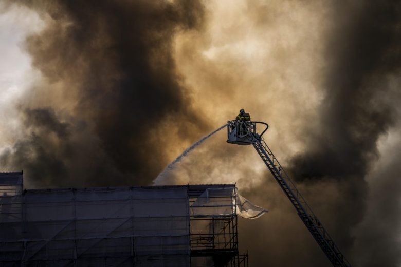 Se incendia el antiguo edificio de la Bolsa de Copenhague