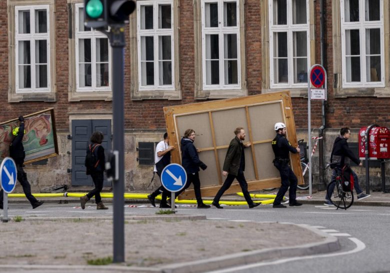 Se incendia el antiguo edificio de la Bolsa de Copenhague