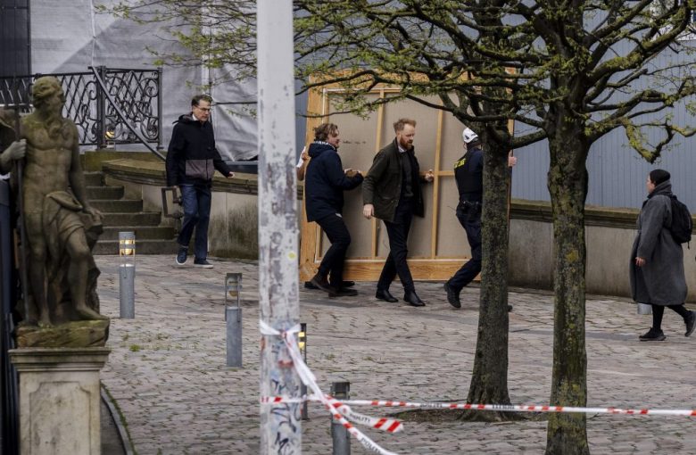 Se incendia el antiguo edificio de la Bolsa de Copenhague