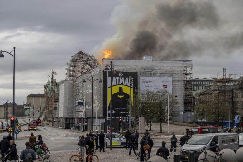 Se incendia el antiguo edificio de la Bolsa de Copenhague