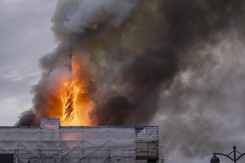 Se incendia el antiguo edificio de la Bolsa de Copenhague