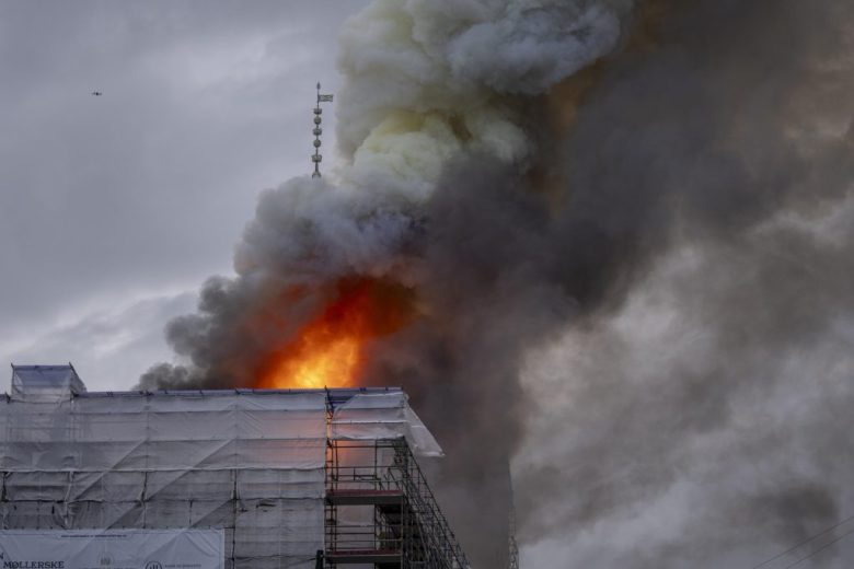 Se incendia el antiguo edificio de la Bolsa de Copenhague